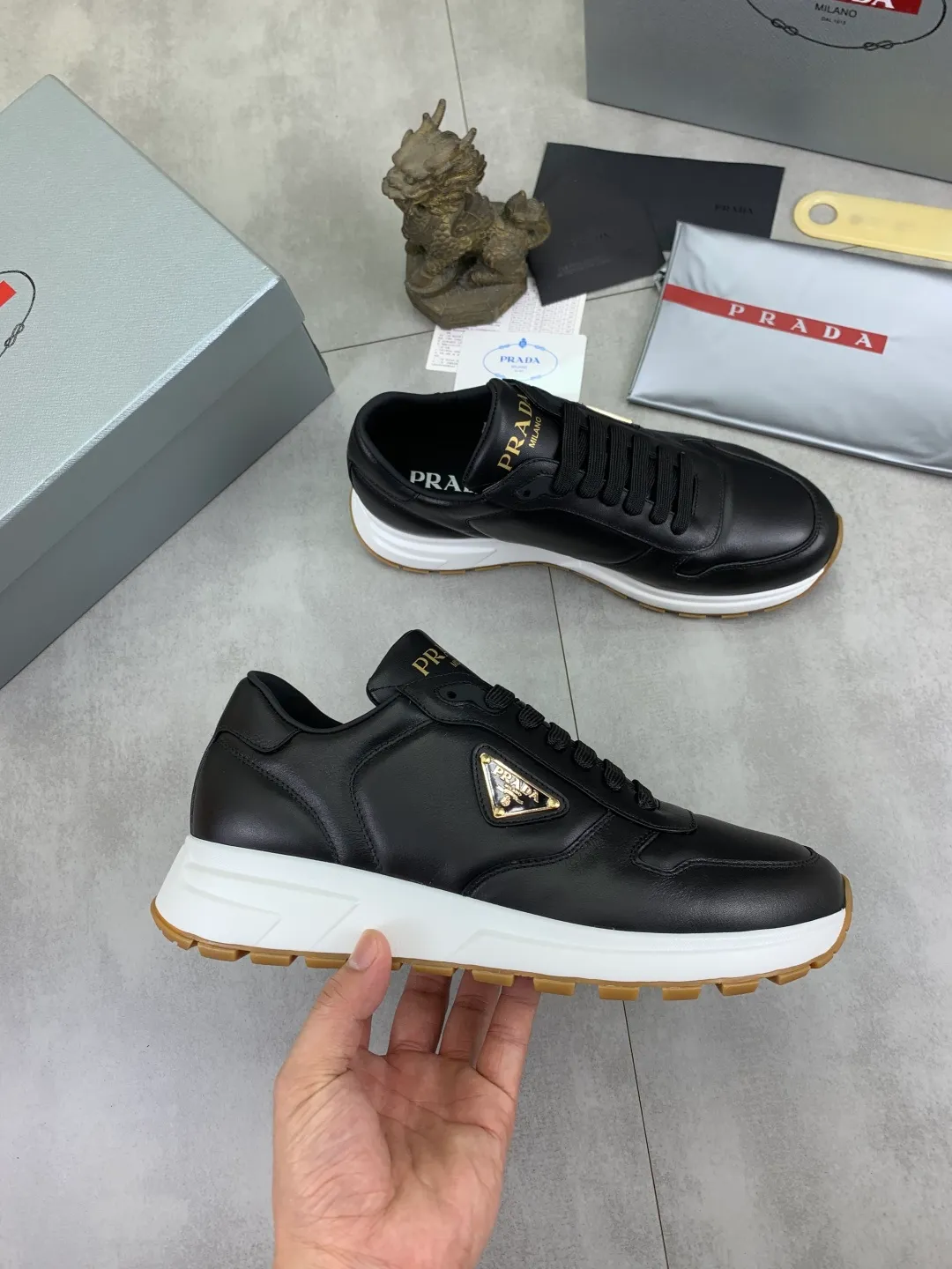 Men's shoes 💰P540 new (higher version) new PRADA (Prada) classic models are on the market at the same time, new men's shoes, 😘fabrics are selected from original imported calfskin. First layer of imported cowhide lining. The original version is awesome! 👍🏿Original open-molded non-slip PU outsole, with exquisite lines, simple and elegant, super comfortable and classy on foot, suitable for leisure travel. Code number: 38-45 (46 customized) 4️⃣ colors available